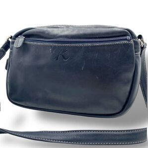 Kitamura キタムラ ショルダーバッグ レザー スエード ロゴ型押し マチ拡張 肩掛け 斜め掛け ネイビー