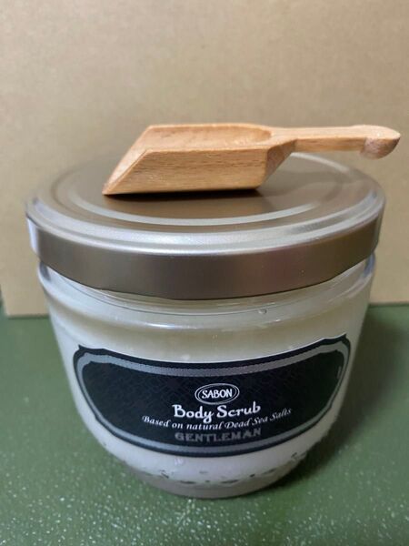 SABON ボディスクラブ ジェントルマン600ミリ 1スプーンだけ使用済み