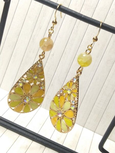 55ハンドメイドピアス/イヤリング 黄色花柄チャーム×天然石