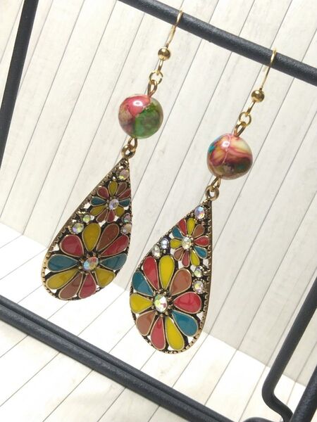56ハンドメイドピアス/イヤリング マルチカラーお花チャーム×天然石