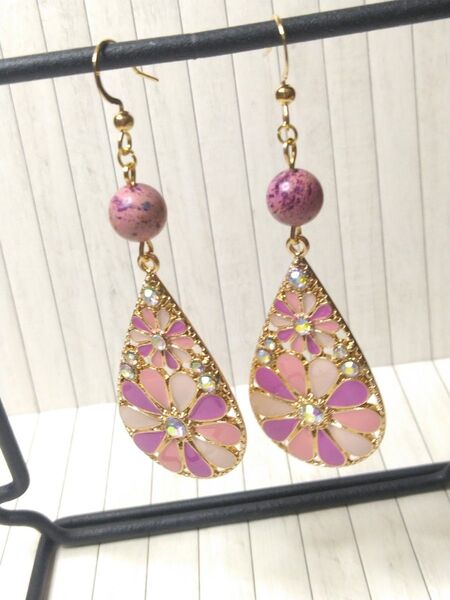 57ハンドメイドピアス/イヤリング ピンクお花チャーム×天然石