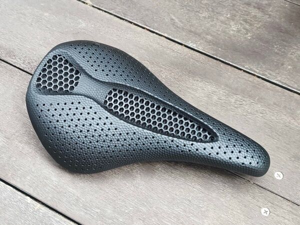 ロードバイク用サドル BUCKLOS 3Dプリントカーボンレール