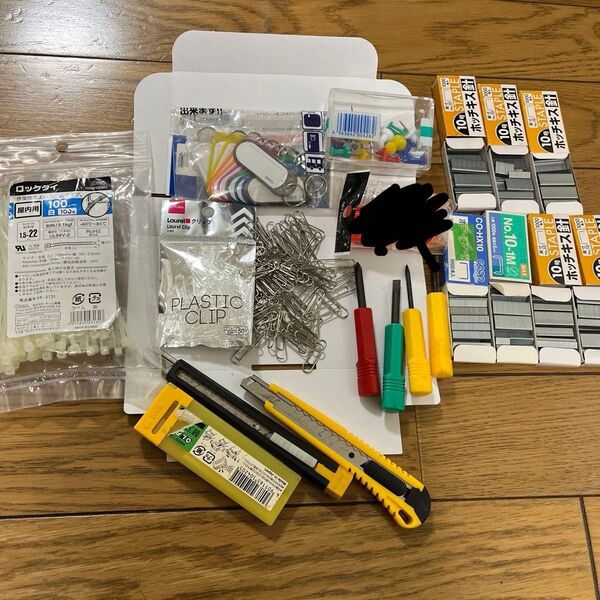 文房具 まとめ売り クリップ、カッターナイフ、ホッチキス針7箱弱、ドライバー、他 アラビアのりは含みません