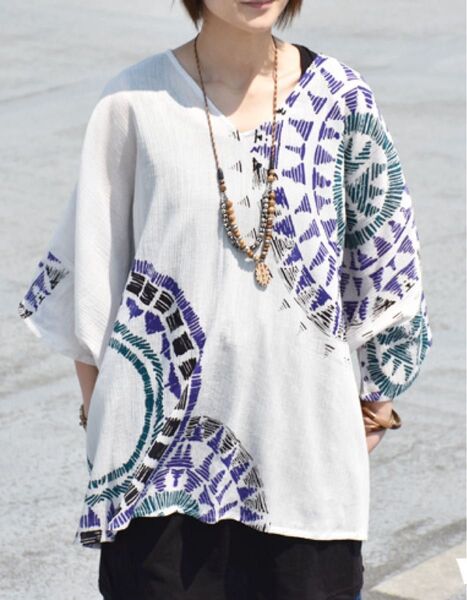 未使用品ドルマンスリーブ Tシャツ 柄 ホワイト系 エスニック アジアン 春夏 インド綿 コットン チャイハネ