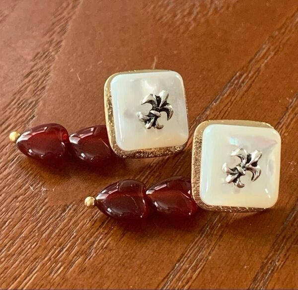 綺麗な赤と白が映えます!高品質白蝶貝とレッドアゲートの紋章入りピアス ハンドメイド