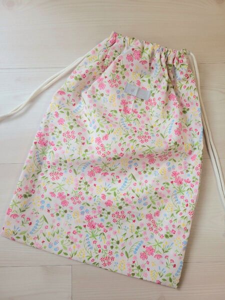 ◇匿名配送◇カラフル花柄大きめ巾着袋 コットン体操服袋 給食袋 ピンク お花畑 タグ付き 入園 入学 ハンドメイド