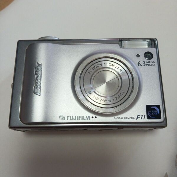 FUJIFILM FinePix F11 デジタルカメラ シルバー 動く被写体向き 充電ケーブルUSB等 揃ってます美品