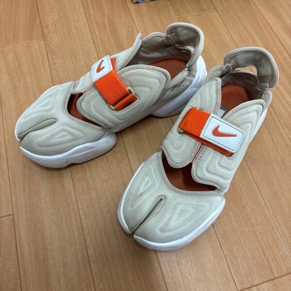NIKE スニーカー ナイキ アクアリフト ベージュ タビシューズ 25cm