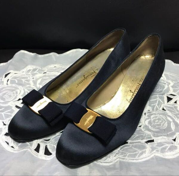 フェラガモ サテンパンプス Ferragamo 靴 シューズ リボン ヴァラリボン ゴールド金具 Salvatore