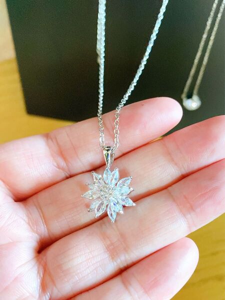 新品 フラワーネックレス シルバージルコニア