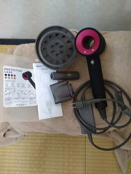 稼働品 ダイソン Dyson ドライヤー HD03 カバー 分割フィルタ付 ①