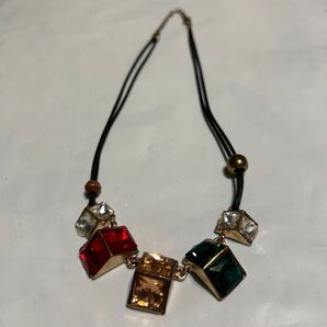 ネックレス ビーズ キューブ カラフル 黒紐 ゴールド
