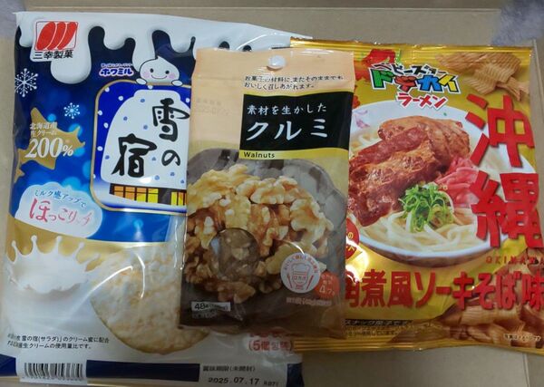 お菓子3点セット 雪の宿、クルミ、沖縄ソーキそば味ラーメン