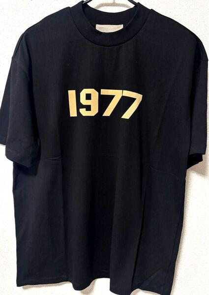 ESSETIALS FEAR OF GOD エッセンシャルズ 1977ロゴ 半袖 Tシャツ