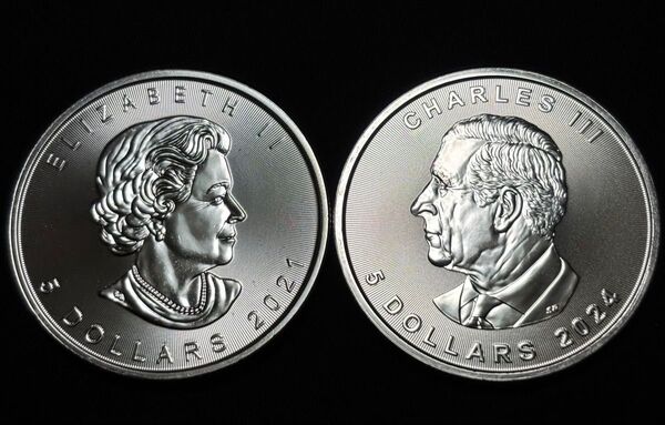 メイプルリーフ銀貨×2枚(2021年、2024年)純銀1オンス(31.11g)品位:99.99% ケース付き 即購入可!