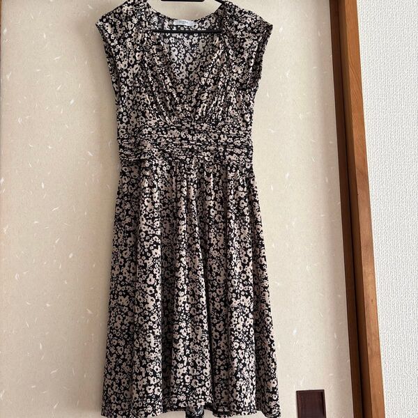 EGERIE PARISフラワープリントカシュクールフレンチスリーブワンピース