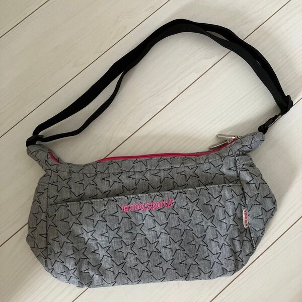 le coq sportif ルコックスポルティフ ポケットいっぱいショルダーバッグ 星柄総柄 グレー 男女兼用 旅行にも◎