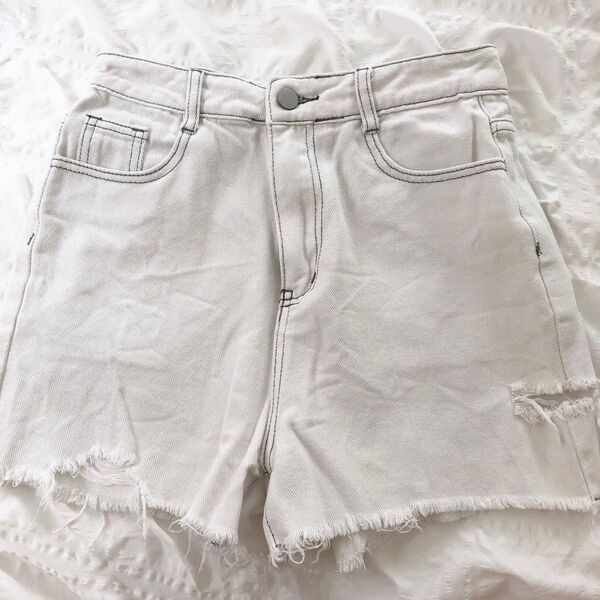 SHEIN DAZY ホワイト デニム ショートパンツ ダメージ Mサイズ