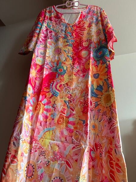 新品未使用 明るい花柄ワンピース