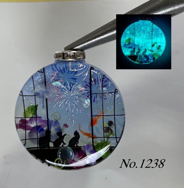 レジン/夏の夜の窓辺の子猫達 花火 紫陽花 蓄光 オルゴナイトネックレス