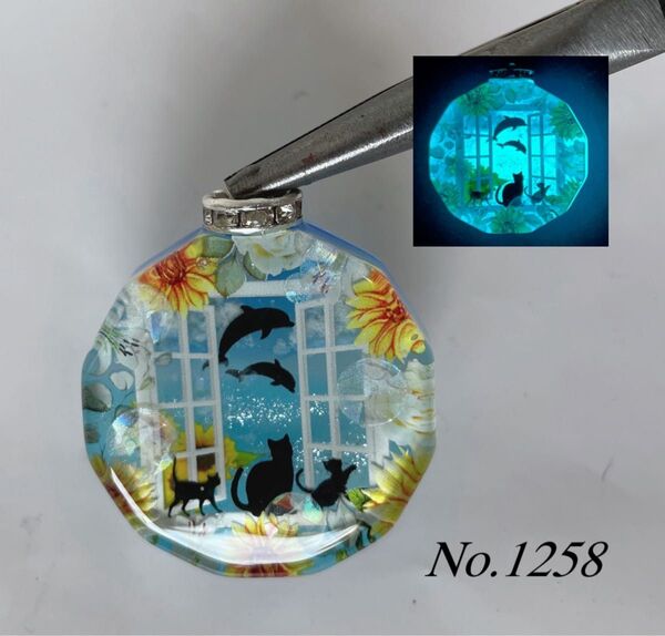 レジン/イルカを眺める窓辺の親子猫 ひまわり 蓄光 オルゴナイトネックレス