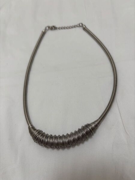 バネ風スタイリッシュなシルバーネックレス シンプルで個性的