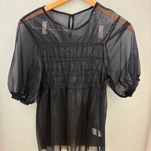 Riche glamour新品タグ付き半袖 ブラウス ブラックシェア素材透け感インナーとして トップス