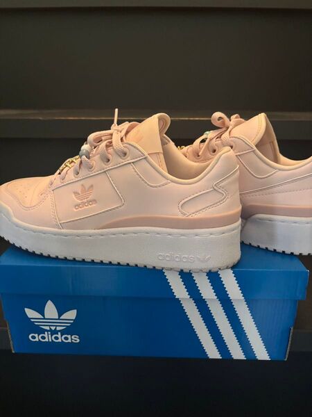 adidas 厚底スニーカー