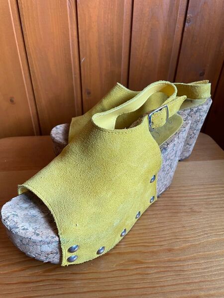 イエロー スエード ウェッジサンダル スタッズ付き コルク サボ 22.5cm 本皮