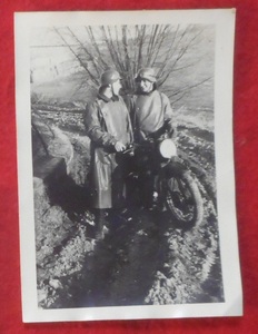 ●古写真 　ひどい泥道で談笑するオートバイ伝令兵の戦友ふたり　裏面に「1939年」　■卍稀少! ナチスドイツ史料館 200615