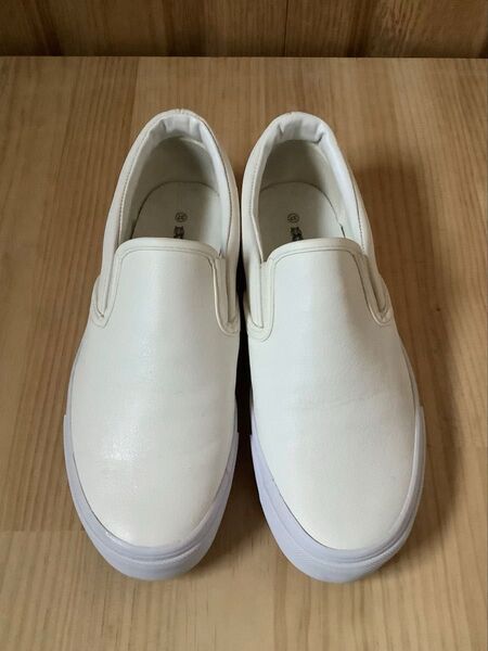 美品 RODE SKOレザースリッポン37/23〜23.5cm ホワイト白スニーカー 合皮 撥水梅雨 レディースシューズ ロデスコ
