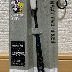 トゥイーティー コンパクトフェイスブラシ