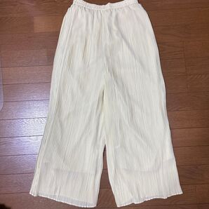 ユニクロ プリーツパンツ クリーム色