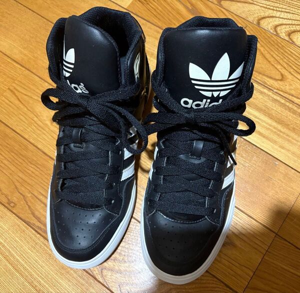 adidas スニーカー ハイカット 23.5cm