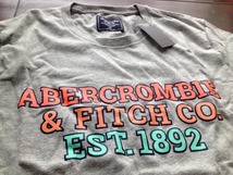 【既決USA】アバクロ ★ Abercrombie@完売胸元【Abercrombie & Fitch CO. EST. 1892】ロゴ入半袖Tシャツ【Logo Graphic Tee】 Grey@S_画像7