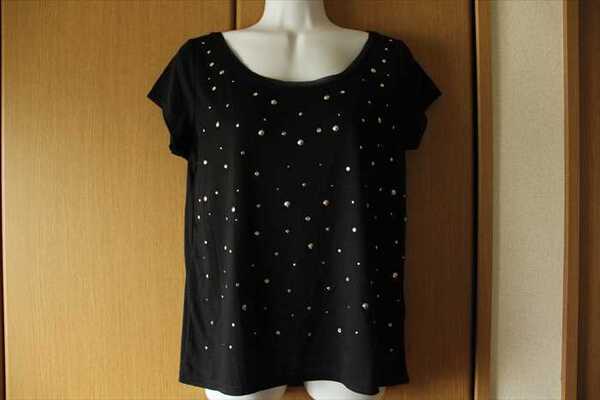 ★新品タグ付き!スタッズ付き 薄手やわらかカットソー 黒系サイズМ デコT/シアー GU★