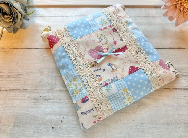 【ハンドメイド】森の女の子の朝ごはんポーチ パッチワーク、キルト綿入、かわいい、リボン、レース、ファスナーポーチ、花柄