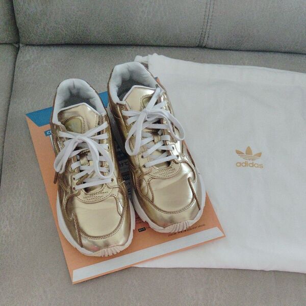 adidas スニーカー ゴールド 23.5cm キッズ