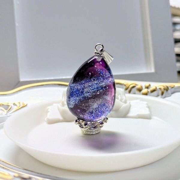 ハンドメイド レジンペンダント 、銀河、パープル ラメ入り