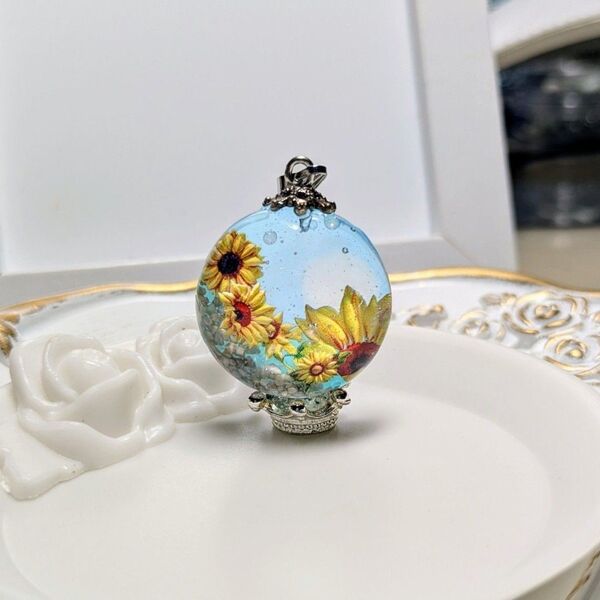 ハンドメイド レジンネックレス ヒマワリ スカイブルー(約2.5cm×2.5cm)