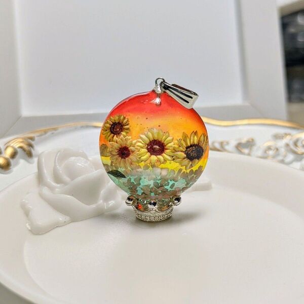 ハンドメイド レジンネックレス ひまわり グラデーションアーチ型レジンアクセサリー(約2.5cm×2.5cm)