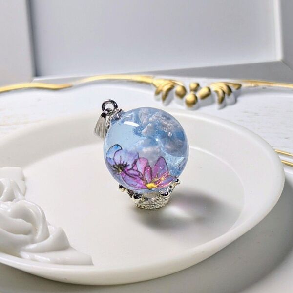 空と花を閉じ込めた幻想的なペンダント