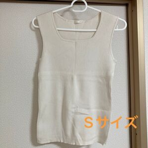美品 GU スクエアニットタンクトップ Sサイズ ノースリーブ トップス ナチュラル