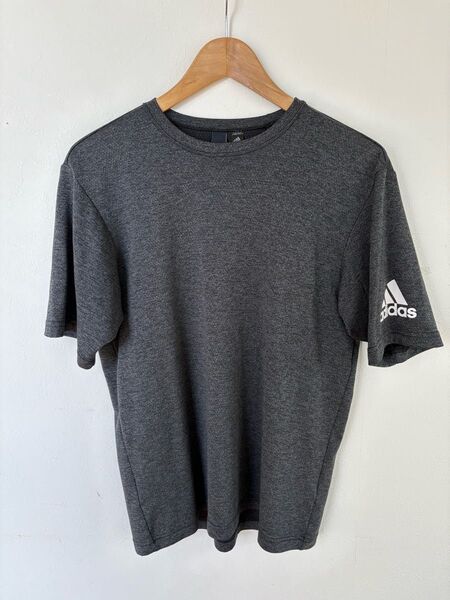 adidas Tシャツ メンズ グレー