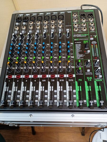 MACKIEアナログミキサー PRO FX12V3 可動美品、ロードレディミキサーケース美品 ヘッドアンプONYXマイクプリ良