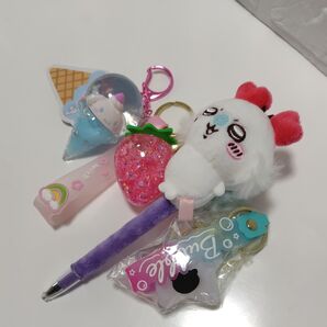 ちいかわ「かになモモンガ」ぬいぐるみボールペン、シナモロールのアイスキーホルダー、いちごのキーホルダー、ねこ星型キーホルダー