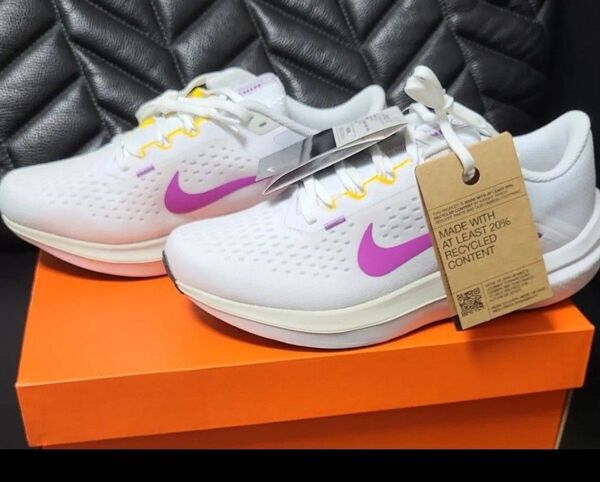 新品 ナイキ NIKE ホワイト ランニングシューズ エアウィンフロー10 メンズ24.5/ウィメンズ25 定価11000円