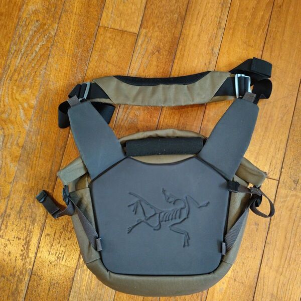 ARC'TERYX ミストラル ショルダーバッグ カーキ