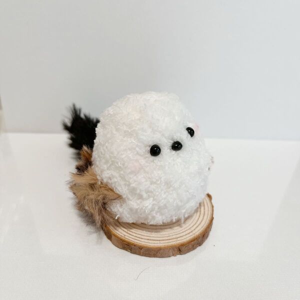 シマエナガさん ミニ 森の妖精 幸せを呼ぶ鳥 木製台座付き ハンドメイド あみぐるみ ふわふわ ぬいぐるみ マスコット 小鳥