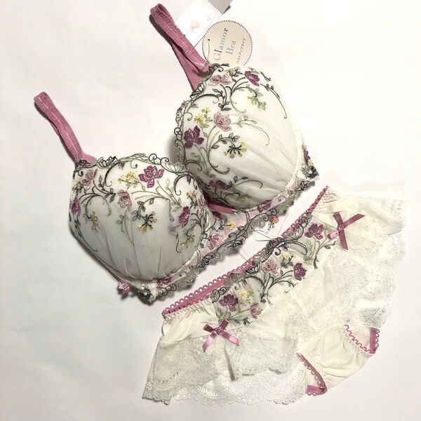 【Risa Magli】《入浴剤1袋付き》アンティーク調お花の刺繍 ピンク×ホワイト ブラ・レースショーツ I65・Mサイズ♪